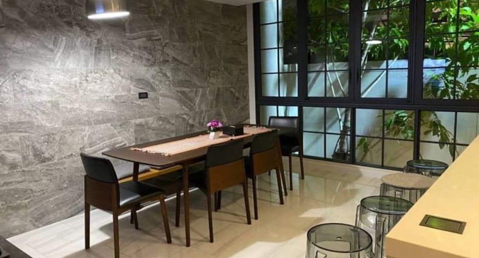 Casa en alquiler y en venta de 4 habitaciones en Watthana, Bangkok