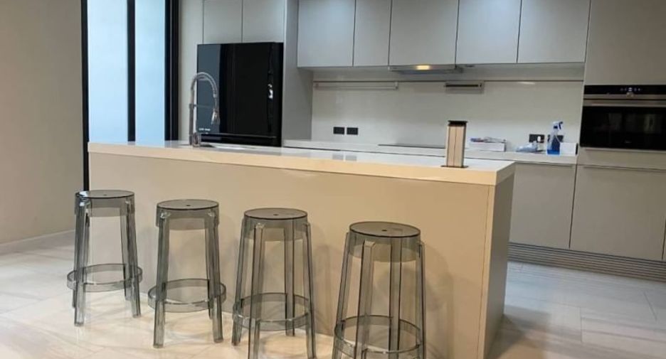 Casa en alquiler y en venta de 4 habitaciones en Watthana, Bangkok