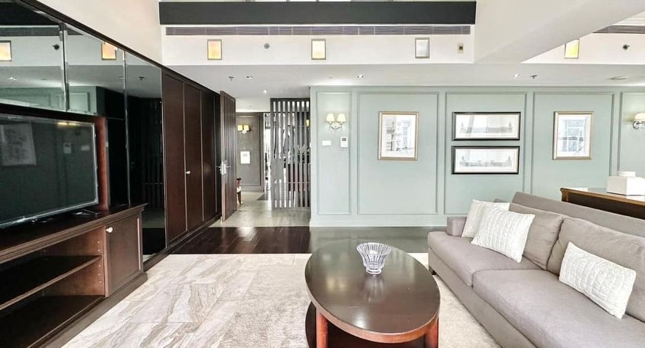 For rent 4 bedrooms condo in Sathon, Bangkok