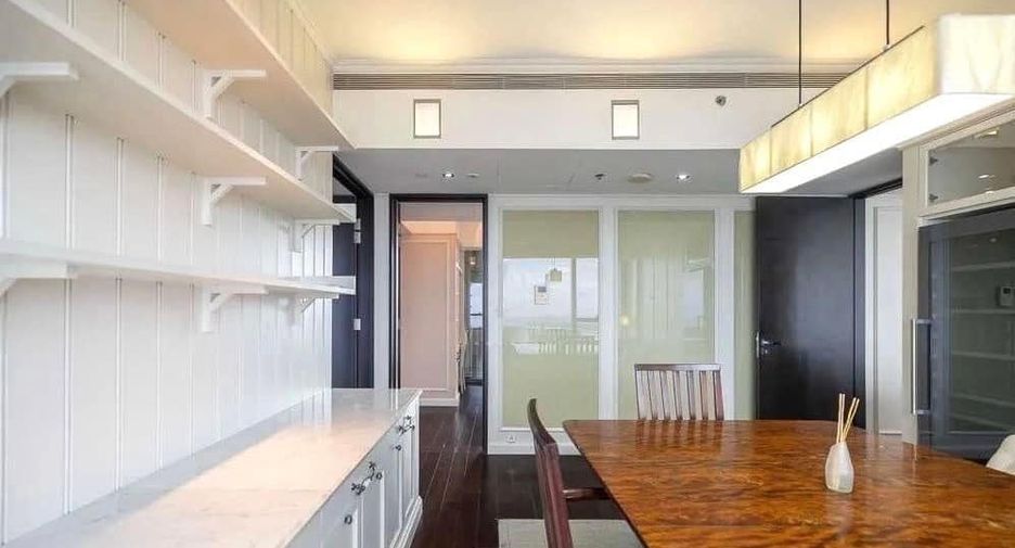 For rent 4 bedrooms condo in Sathon, Bangkok