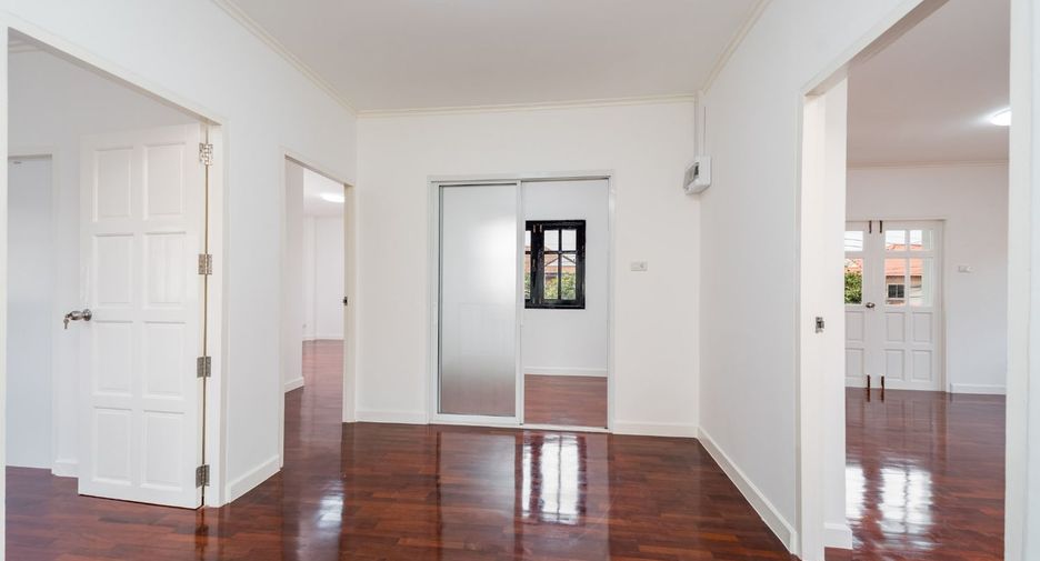 For sale 4 bedrooms house in Thanyaburi, Pathum Thani