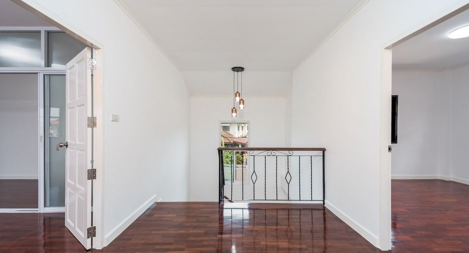 For sale 4 bedrooms house in Thanyaburi, Pathum Thani