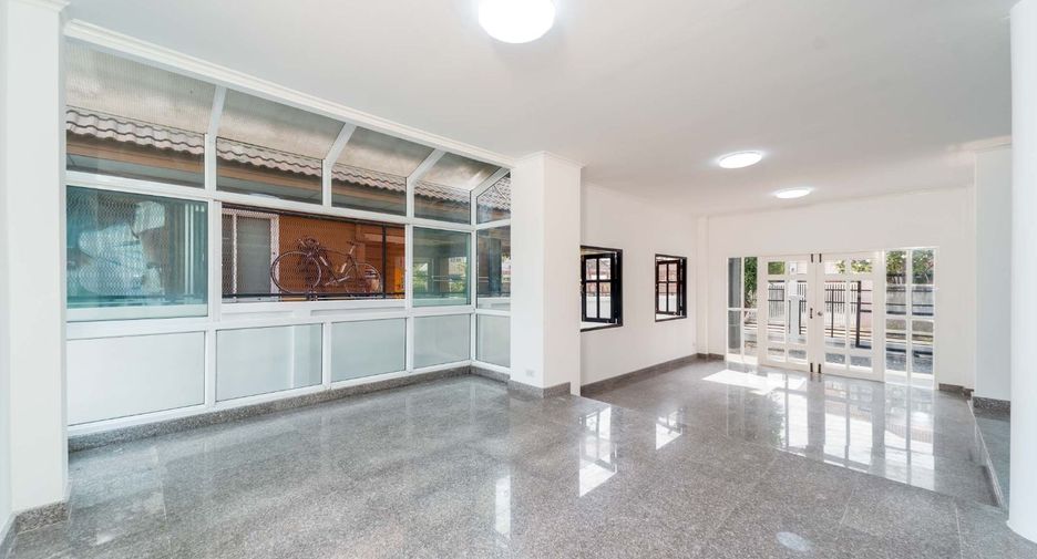 For sale 4 bedrooms house in Thanyaburi, Pathum Thani