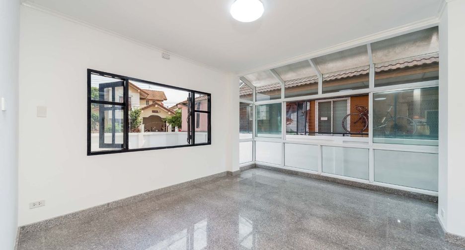 For sale 4 bedrooms house in Thanyaburi, Pathum Thani
