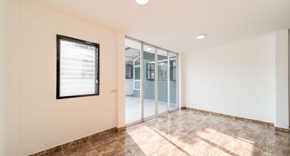 For sale 4 bedrooms house in Thanyaburi, Pathum Thani