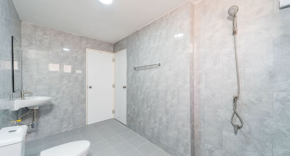 For sale 4 bedrooms house in Thanyaburi, Pathum Thani