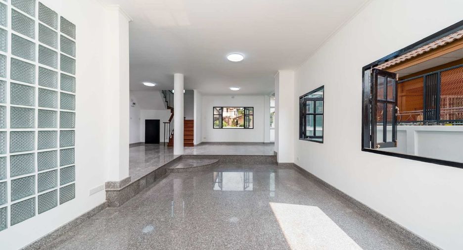 For sale 4 bedrooms house in Thanyaburi, Pathum Thani