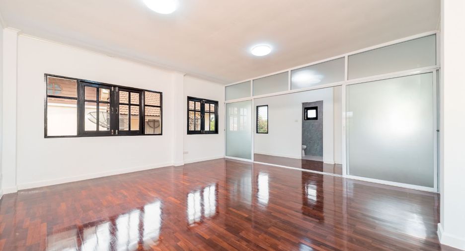 For sale 4 bedrooms house in Thanyaburi, Pathum Thani