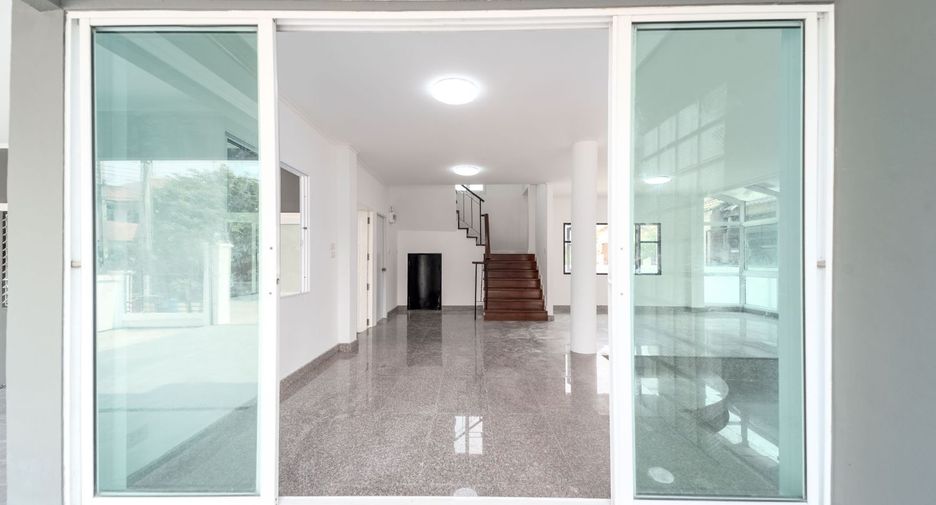For sale 4 bedrooms house in Thanyaburi, Pathum Thani