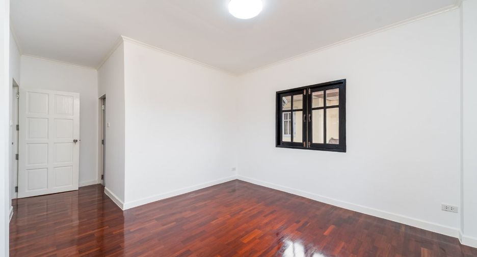 For sale 4 bedrooms house in Thanyaburi, Pathum Thani