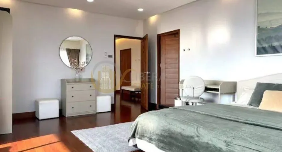 For sale 5 bed condo in Huai Khwang, Bangkok