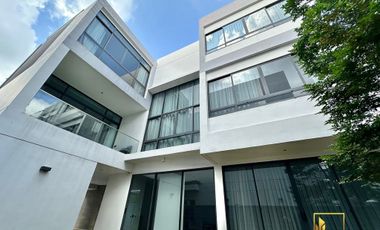 For rent and for sale 4 bed house in Huai Khwang, Bangkok