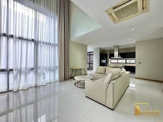 For rent そして for sale 4 Beds house in Huai Khwang, Bangkok