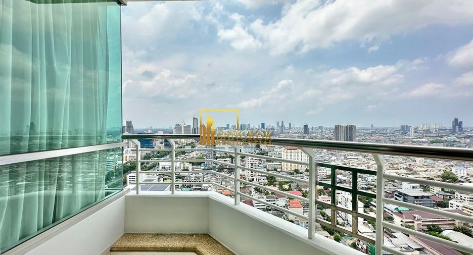 For rent 3 bedrooms condo in Sathon, Bangkok