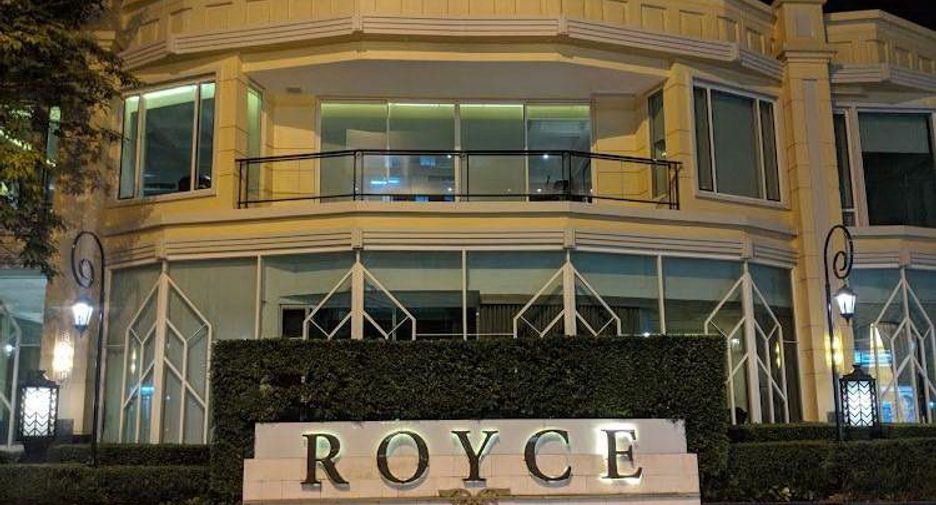 For sale 3 bedrooms condo in Watthana, Bangkok