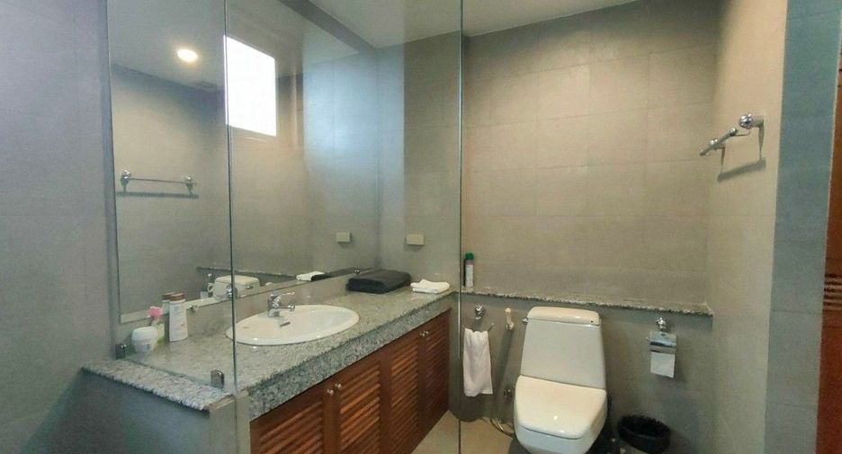 For rent 4 bedrooms villa in Mueang Phuket, Phuket