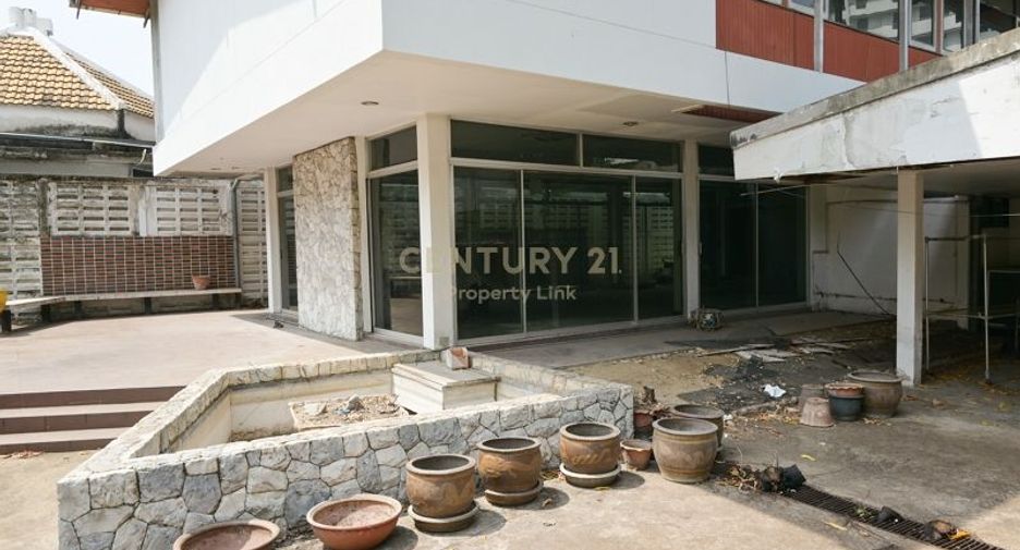 For rent and for sale 2 bedrooms house in Khlong Toei, Bangkok