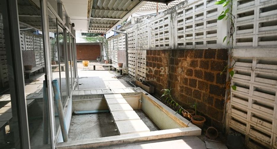 For rent and for sale 2 bedrooms house in Khlong Toei, Bangkok