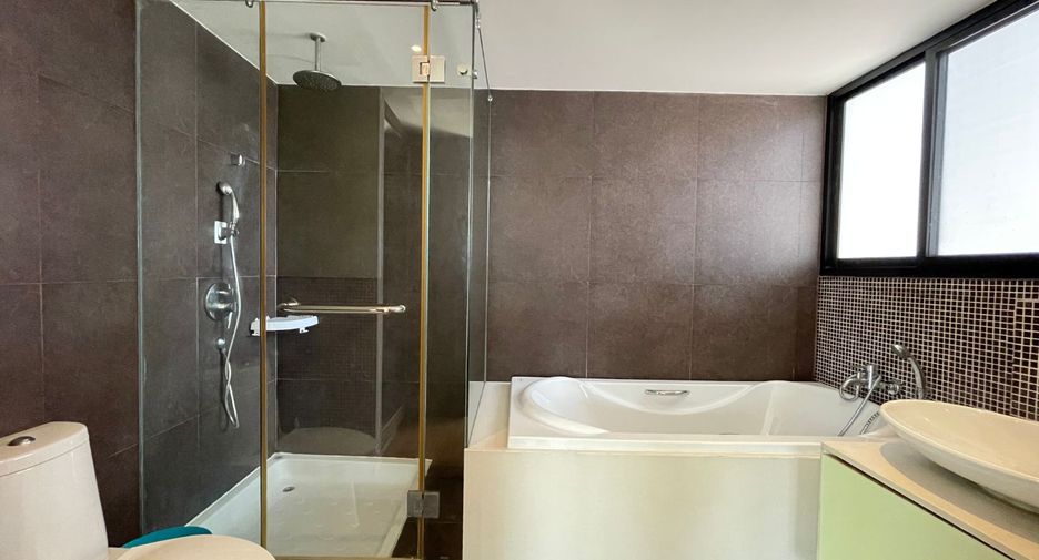 For sale 3 bedrooms condo in Watthana, Bangkok