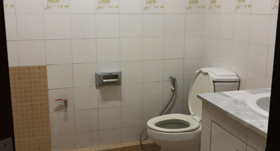 For rent 2 bedrooms townhouse in Wang Thonglang, Bangkok