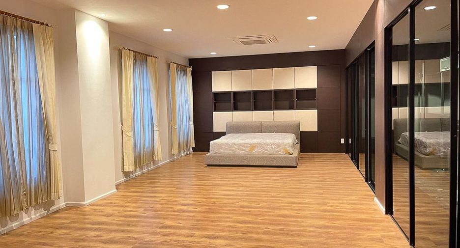 For rent 5 ベッドルーム townhouse in Yan Nawa, Bangkok
