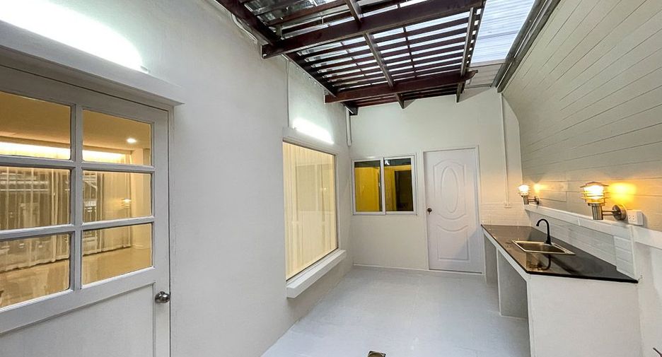 For rent 5 ベッドルーム townhouse in Yan Nawa, Bangkok