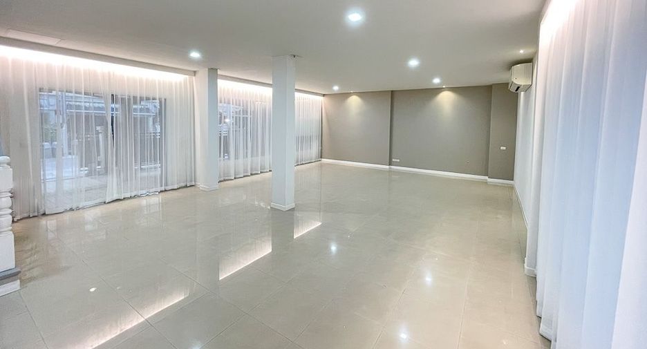 For rent 5 ベッドルーム townhouse in Yan Nawa, Bangkok