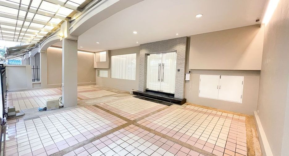 For rent 5 ベッドルーム townhouse in Yan Nawa, Bangkok