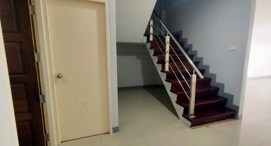 À louer et à vendre 4 chambres appartement à Thung Khru, Bangkok