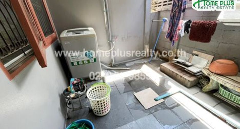 For sale 3 bedrooms townhouse in Bangkok Noi, Bangkok