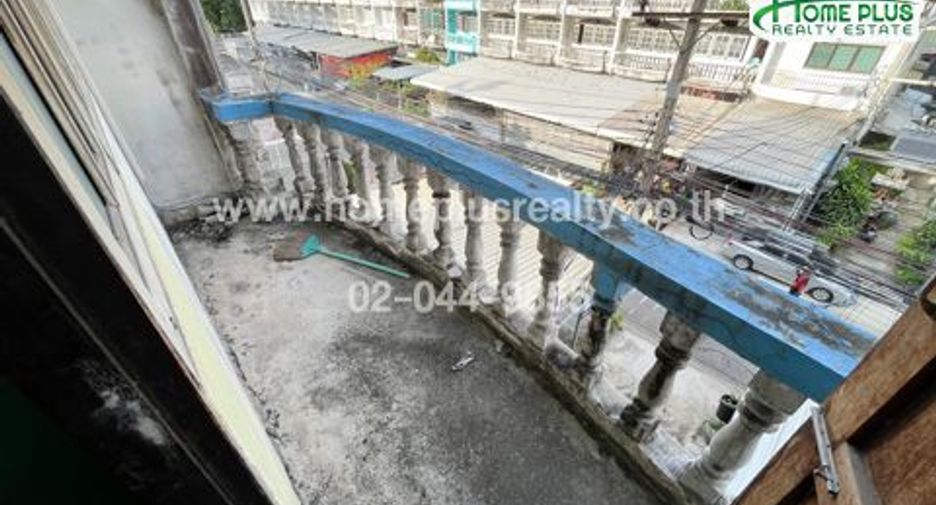 For sale 3 bedrooms townhouse in Bangkok Noi, Bangkok