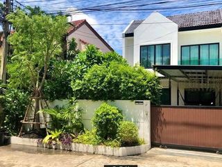 For sale 3 bed townhouse in Phaya Thai, Bangkok