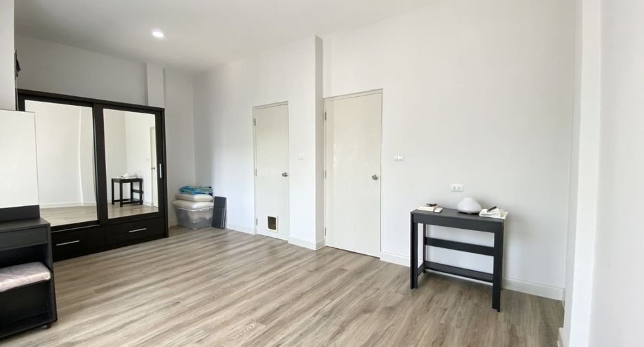 For sale 3 bedrooms townhouse in Mueang Pathum Thani, Pathum Thani