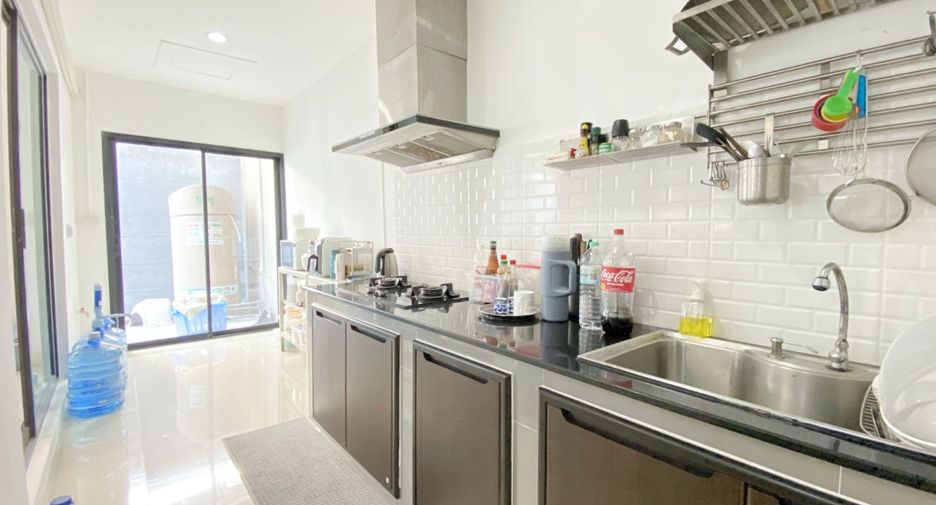 For sale 3 bedrooms townhouse in Mueang Pathum Thani, Pathum Thani