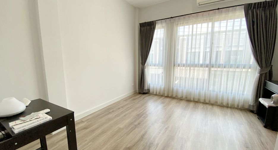 For sale 3 bedrooms townhouse in Mueang Pathum Thani, Pathum Thani