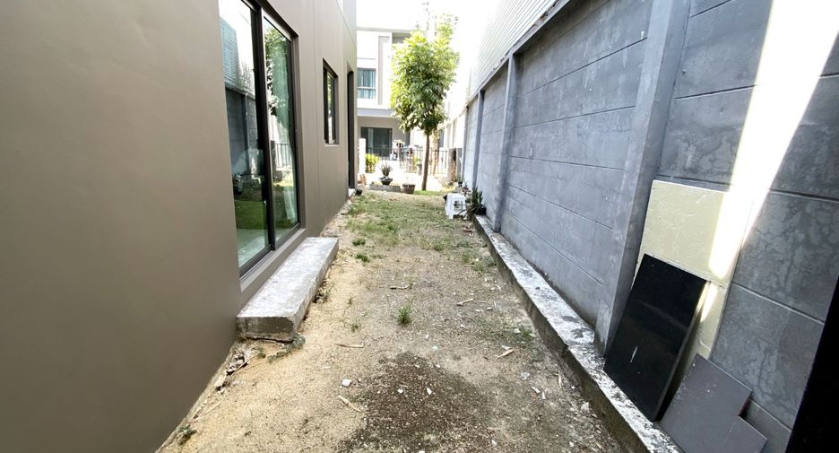 For sale 3 bedrooms townhouse in Mueang Pathum Thani, Pathum Thani