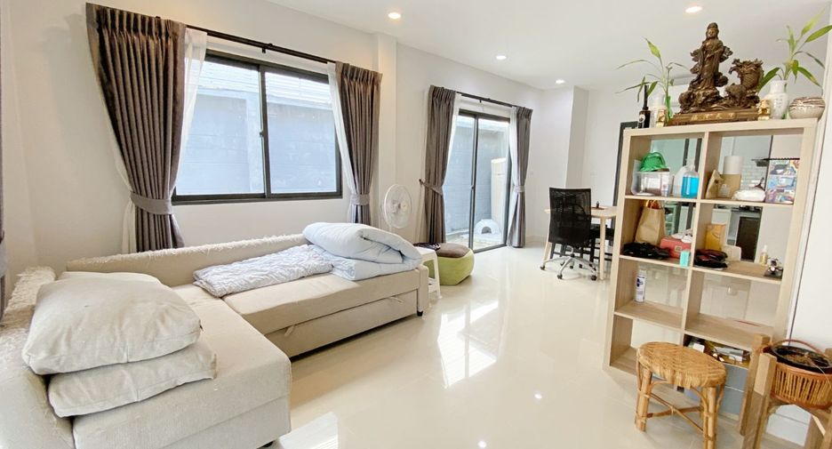 For sale 3 bedrooms townhouse in Mueang Pathum Thani, Pathum Thani