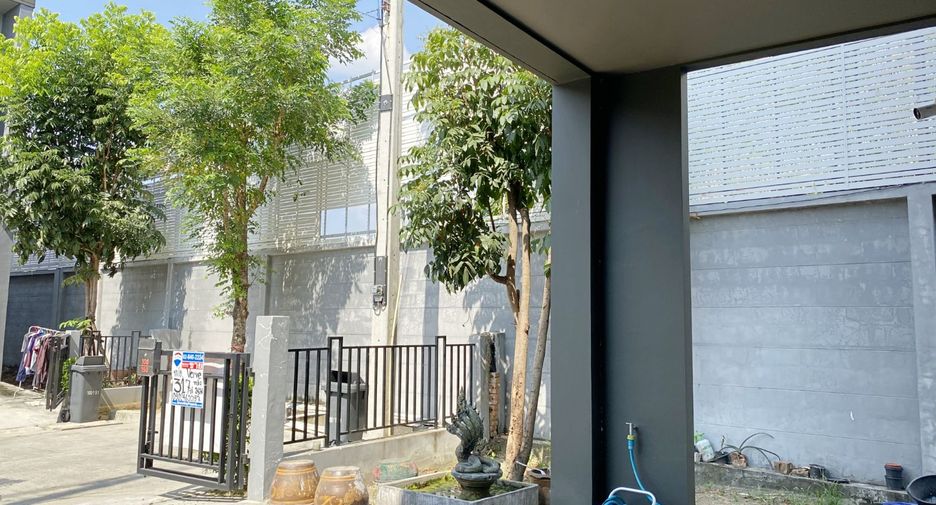 For sale 3 bedrooms townhouse in Mueang Pathum Thani, Pathum Thani