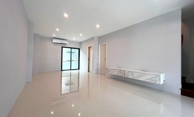 For sale 3 ベッドルーム townhouse in Bang Khae, Bangkok