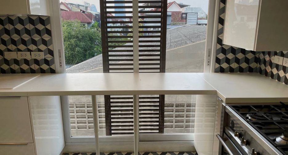 Wohnung zur Miete mit 3 Zimmer in Yan Nawa, Bangkok