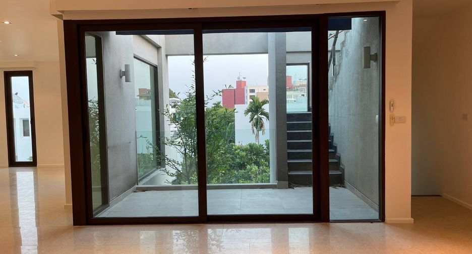 Wohnung zur Miete mit 3 Zimmer in Yan Nawa, Bangkok