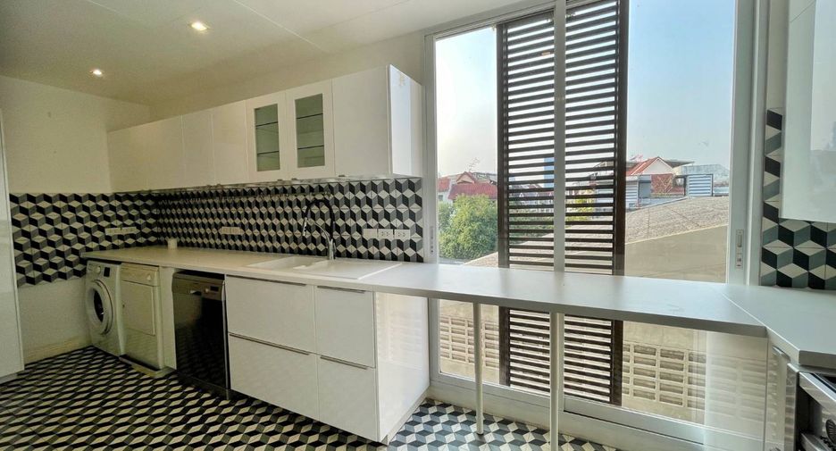 Wohnung zur Miete mit 3 Zimmer in Yan Nawa, Bangkok
