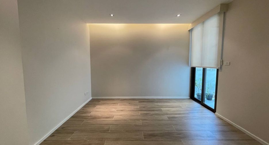 Wohnung zur Miete mit 3 Zimmer in Yan Nawa, Bangkok