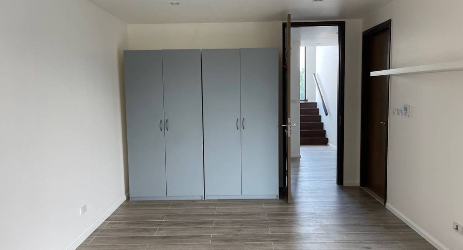 Wohnung zur Miete mit 3 Zimmer in Yan Nawa, Bangkok