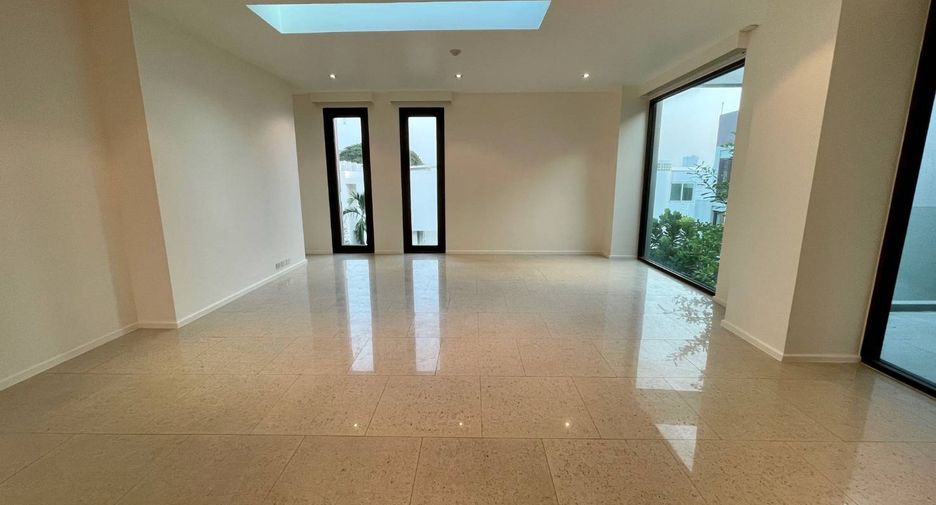 Wohnung zur Miete mit 3 Zimmer in Yan Nawa, Bangkok