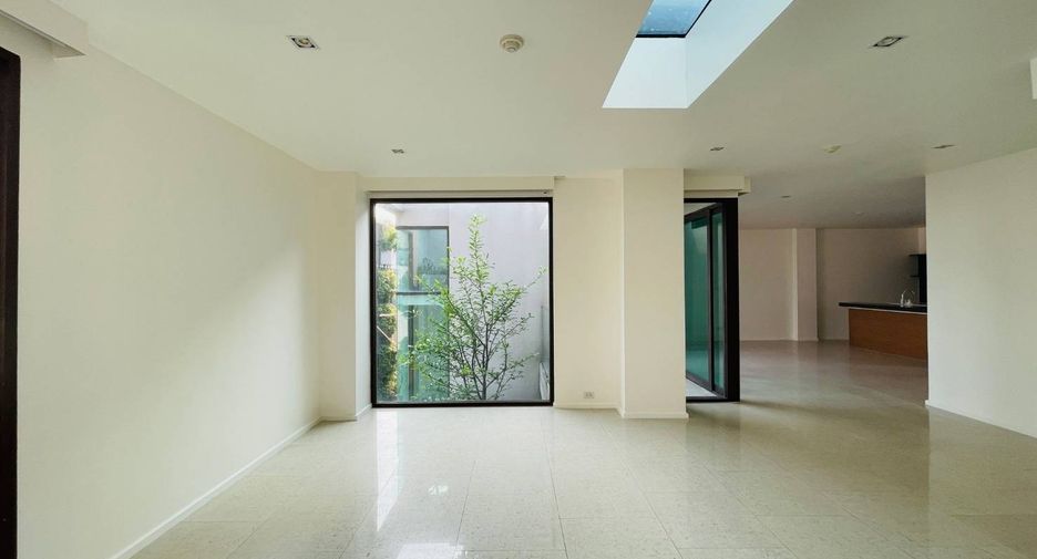 Wohnung zur Miete mit 3 Zimmer in Yan Nawa, Bangkok