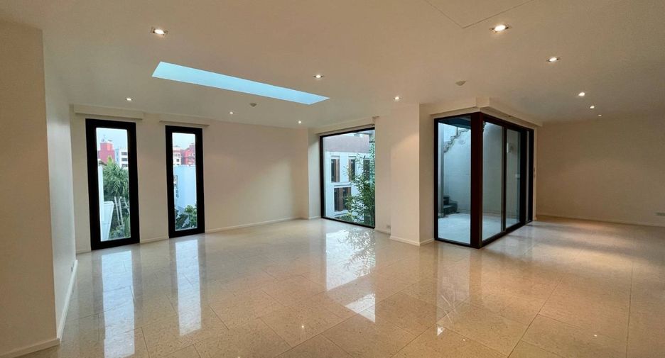 Wohnung zur Miete mit 3 Zimmer in Yan Nawa, Bangkok