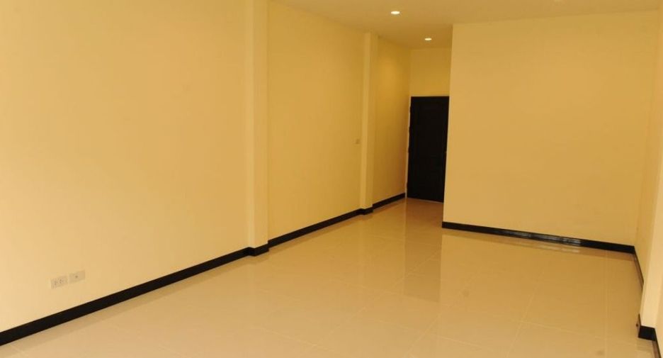 For rent 9 Beds retail Space in Mueang Chiang Mai, Chiang Mai