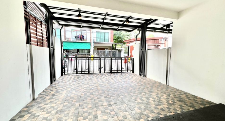 For sale 3 bedrooms townhouse in Khan Na Yao, Bangkok