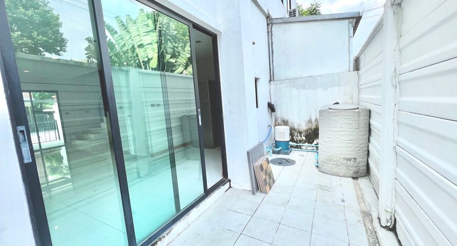 For sale 3 bedrooms townhouse in Khan Na Yao, Bangkok